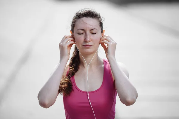 Mujer escuchando reproductor de mp3 — Foto de Stock