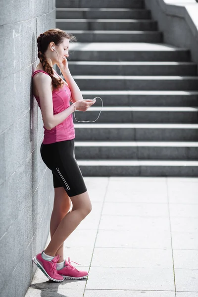 Vrouw luisteren naar mp3-speler — Stockfoto