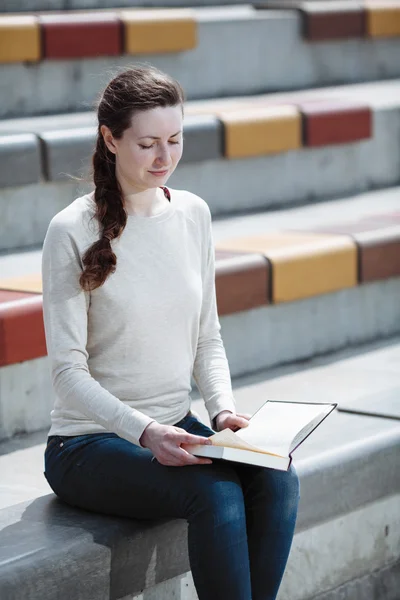 Vrouw ontspannen en lezen van een boek — Stockfoto