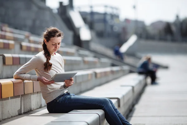 Femme utilisant comprimé pc à l'extérieur — Photo