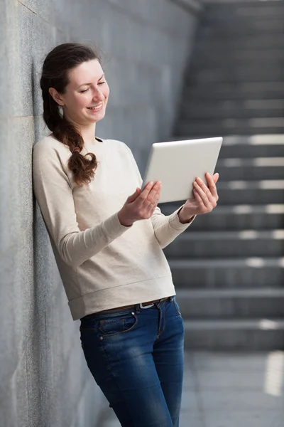 Woman using tablet pc outdoors — Stock Photo, Image