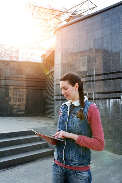 Vrouw met tablet pc buiten — Stockfoto