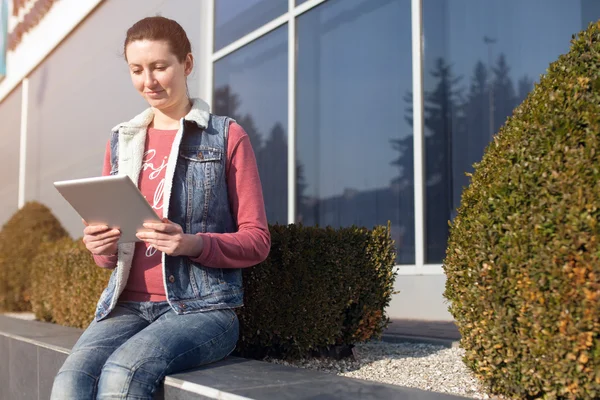 Woman using tablet pc outdoors — Stock Photo, Image