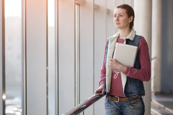 Vrouw met tablet pc buiten — Stockfoto