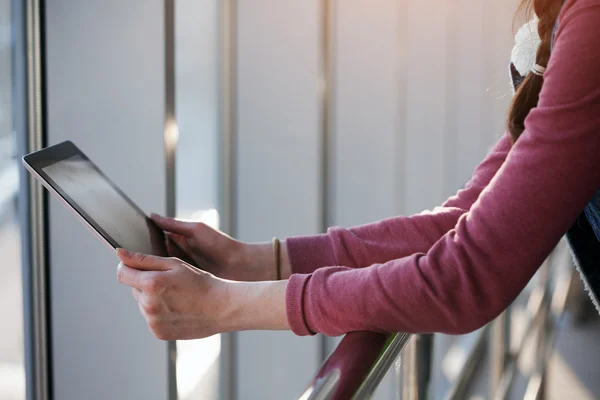 Frau benutzt Tablet-PC im Freien — Stockfoto