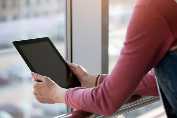 Vrouw met tablet pc buiten — Stockfoto