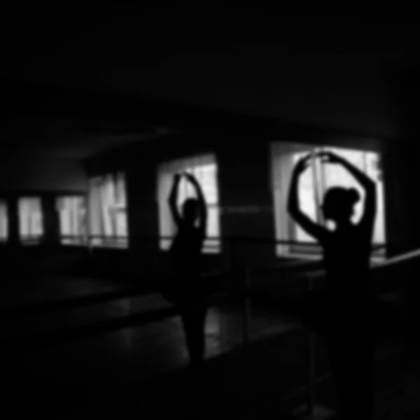 Χορευτής μπαλέτου μπροστά από ένα παράθυρο — Φωτογραφία Αρχείου