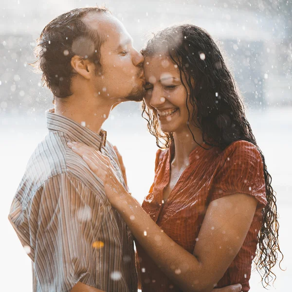 Casal apaixonado sob chuva — Fotografia de Stock
