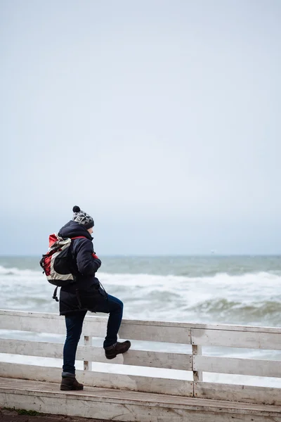 Turysta patrząc na widok na ocean — Zdjęcie stockowe