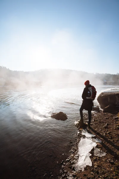 Dívka turistika příroda — Stock fotografie