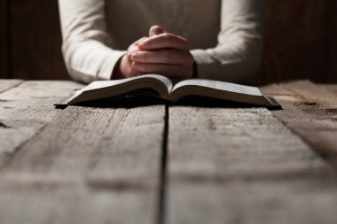 Bir İncil ile dua eller kadın