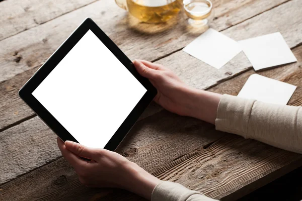 Mulher mostra tela de tablet digital — Fotografia de Stock