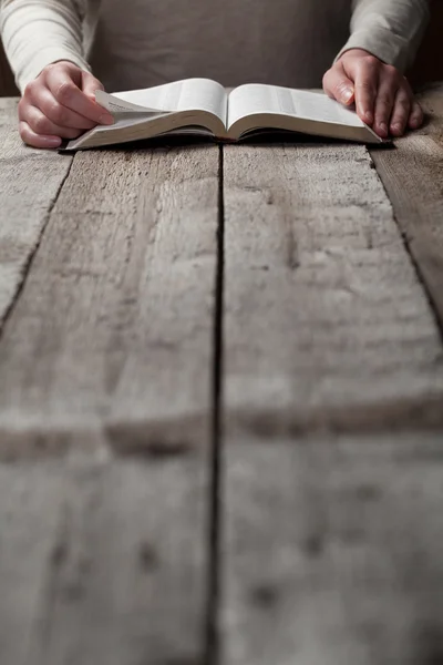 Woman reading the bible — Stock Photo, Image