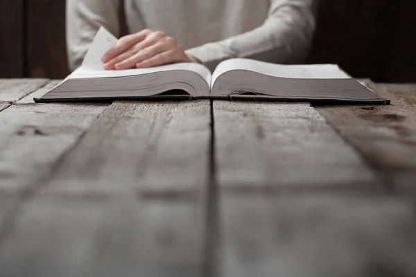 Woman hands on bible — Stock Photo, Image