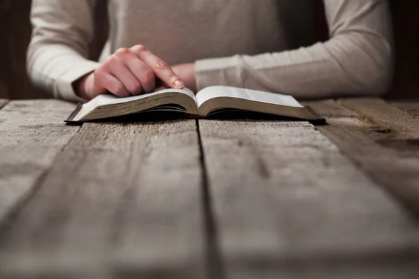 Mujer manos en la Biblia — Foto de Stock