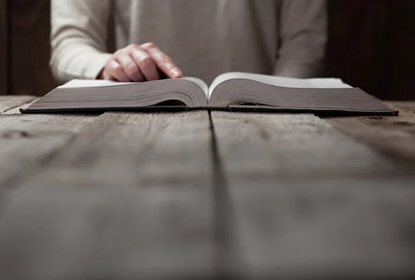 Mujer manos en la Biblia — Foto de Stock