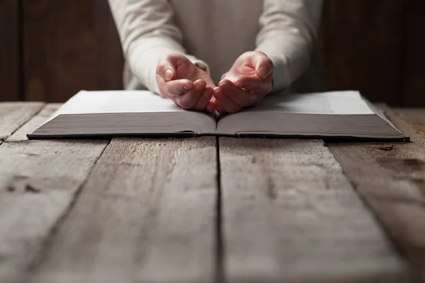 Mujer manos en la Biblia — Foto de Stock