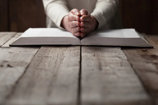 Mujer manos en la Biblia — Foto de Stock