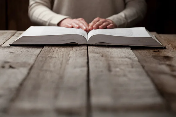 Mujer manos en la Biblia — Foto de Stock