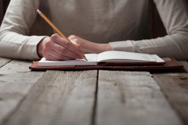 Рука пишет ручкой. — стоковое фото
