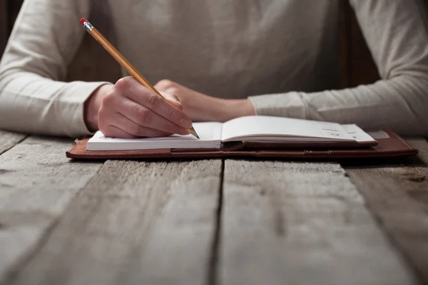 La mano escribe con una pluma — Foto de Stock