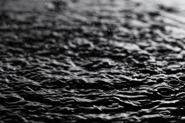 Salpicadura de agua sobre fondo negro. gota de agua — Foto de Stock