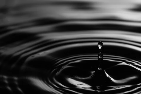 Salpicadura de agua sobre fondo negro. gota de agua — Foto de Stock