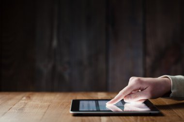 Kadın el presleri ekran dijital Tablet