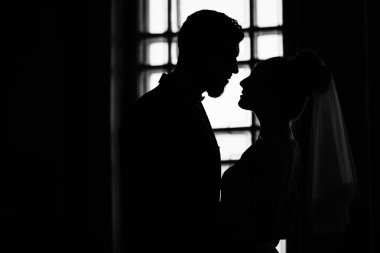 Genç gelin ve damat silüeti