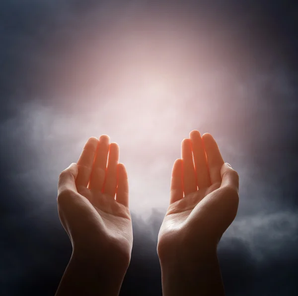 Mano alcanzando el cielo con nubes oscuras y tormentosas —  Fotos de Stock