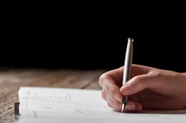 bir ev planı üzerinde bir kalem tutan kadın