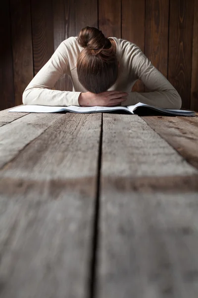 Woman holding a pen over a house blueprint — Stock Photo, Image