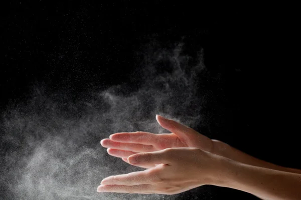 Krita magnesiumkarbonat händer klappar kvinna — Stockfoto