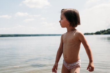 Kız bir kumsalda eğleniyor