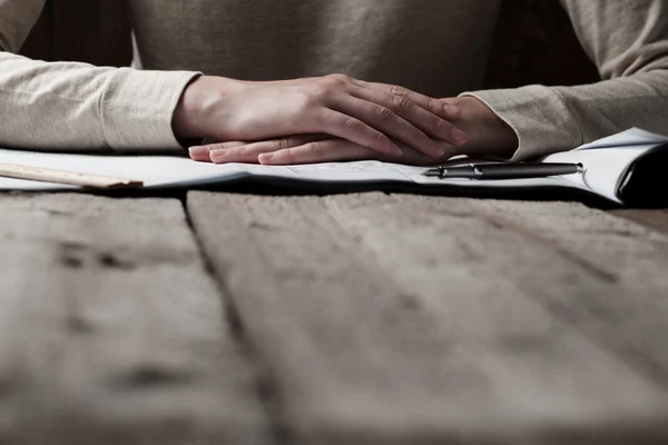 Vrouw met een pen over de blauwdruk van een huis — Stockfoto