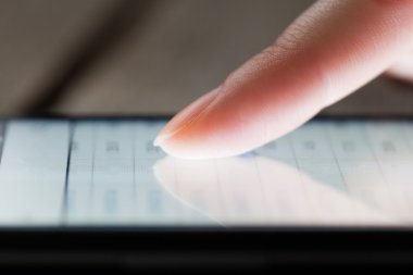 Akıllı telefon ve ahşap bir masa üzerinde tutan kız alay et