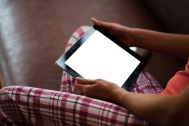 Akıllı telefon ve ahşap bir masa üzerinde tutan kız alay et