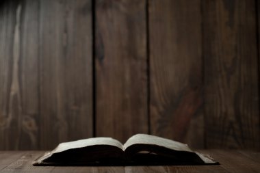 İncil'de karanlık bir ahşap masa üzerinde