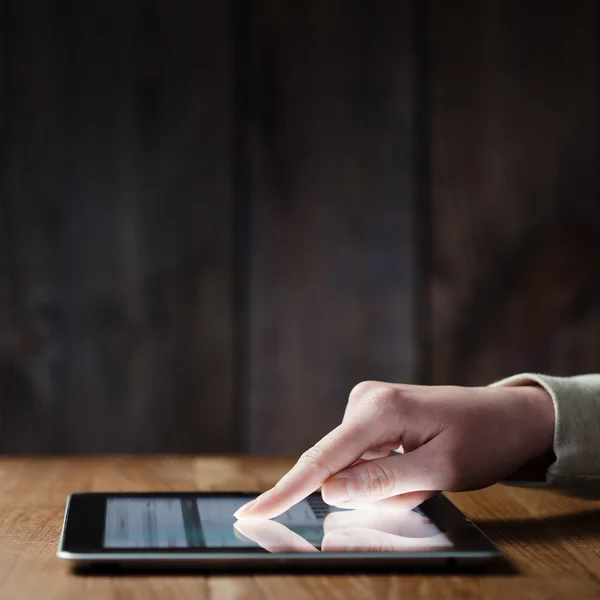Žena ukazuje displej digitálního Tablet — Stock fotografie