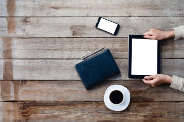 Dijital tablet bilgisayar tutan eller