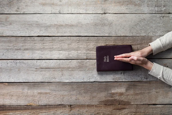 Mujer manos en la Biblia — Foto de Stock