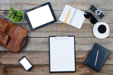 Siyah tablet bilgisayar ipad tarzı ve çevresinde akıllı telefon boş kağıt
