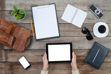 Dijital tablet bilgisayar tutan eller
