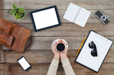 Bir fincan kahve ile dijital tablet bilgisayar holding eller