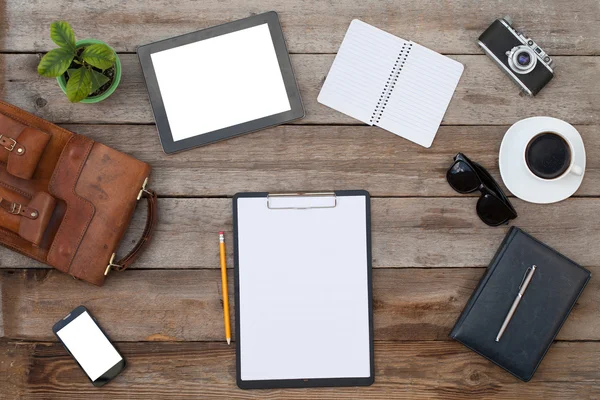 Blanco papier op houten tafel met ipad stijl tablet pc en een smartphone — Stockfoto