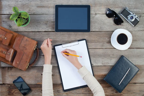 Kadının el yazısı kağıda.