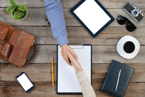 Bir tablo üzerinde kapalı tokalaşırken iki iş adamları