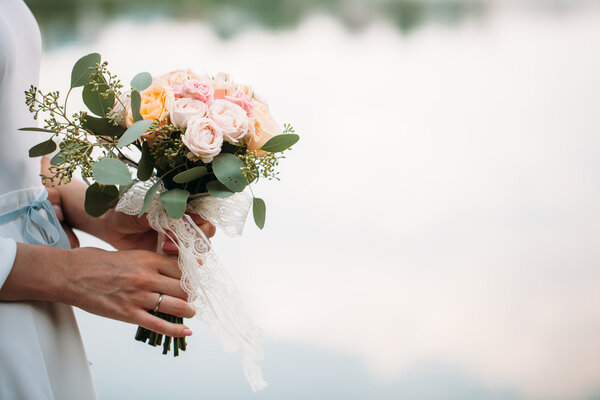 Bouquet de mariage de fleurs dans les mains — Photo