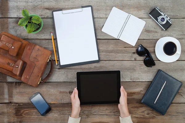 Manos femeninas sosteniendo tableta digital — Foto de Stock