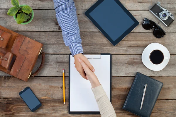 Bir tablo üzerinde kapalı tokalaşırken iki iş adamları